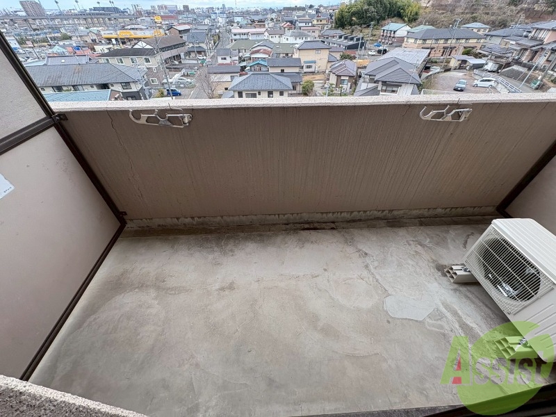 バルコニー　バルコニーに物干しがあるので洗濯物が干せます。