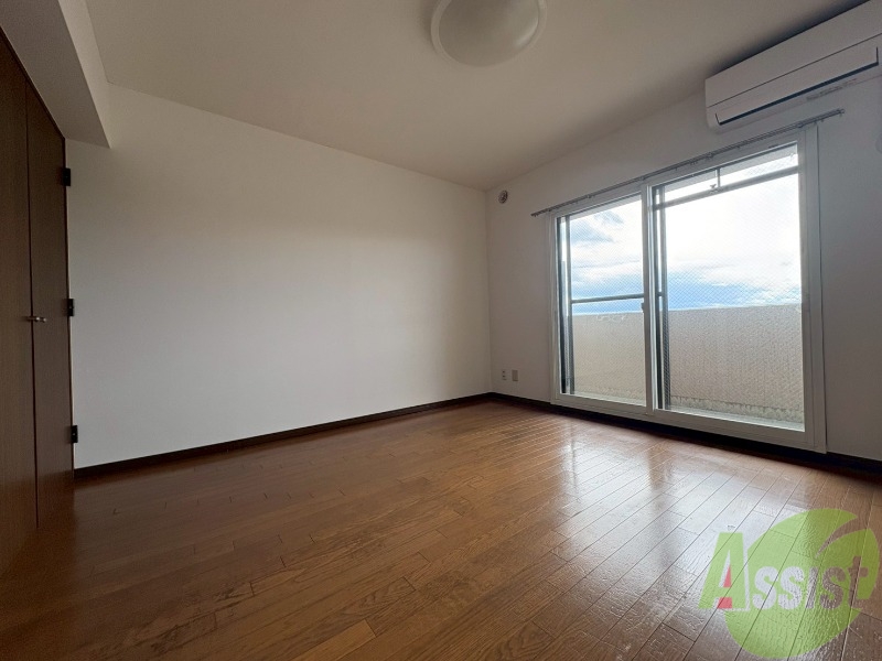 居室・リビング　８帖の洋室です。お部屋を広く使えますね。