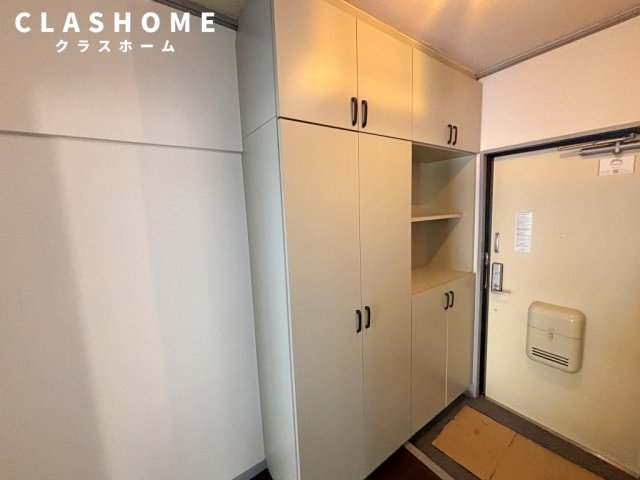 玄関　同物件の別部屋になります。