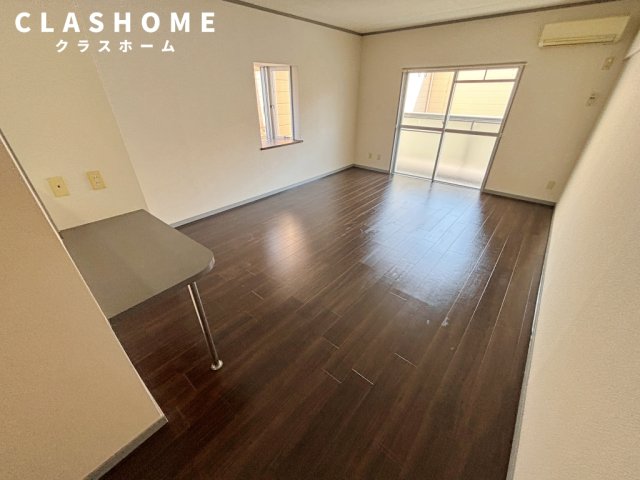 居室・リビング　同物件の別部屋になります。