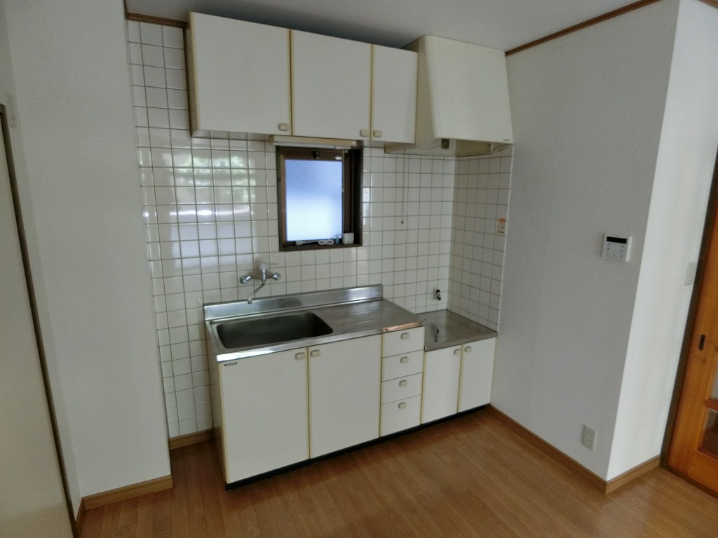 キッチン　換気窓付きキッチン廻り