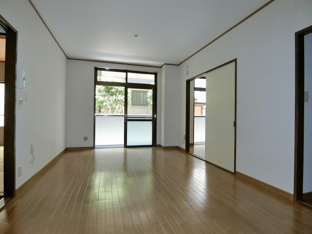 居室・リビング　南向き日当り良好　ハイサッシ採用