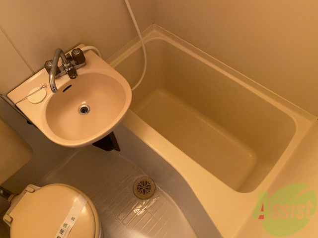 バス・シャワールーム　浴室はこちらのユニットバスになりますねー。