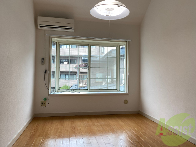 居室・リビング　こちらのお部屋は６帖のフローリングのお部屋になりますね