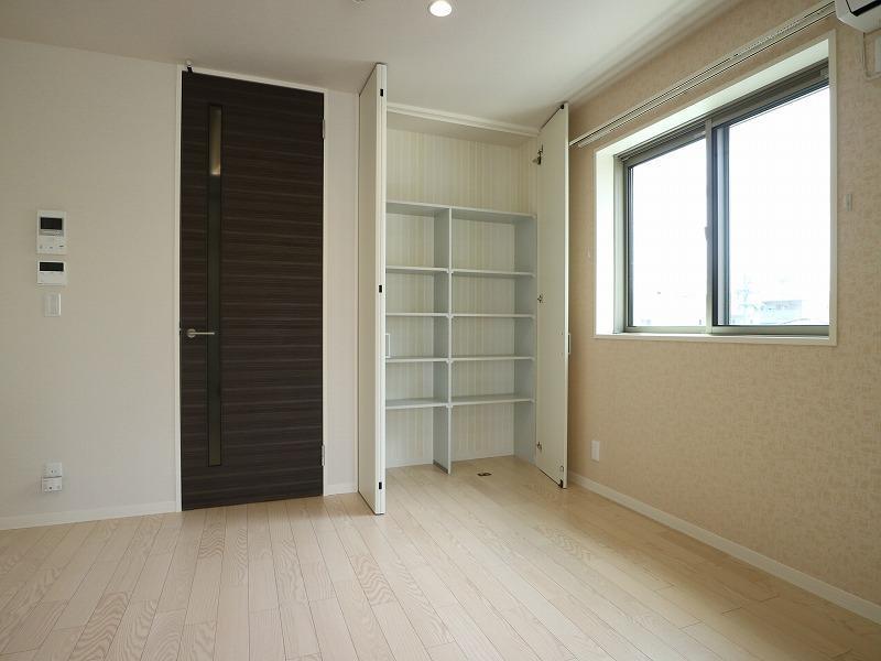 その他部屋・スペース　落ち着いた色調の寝室です