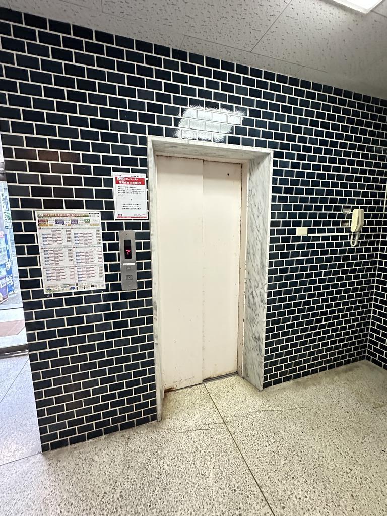 ロビー　エレベーター1基