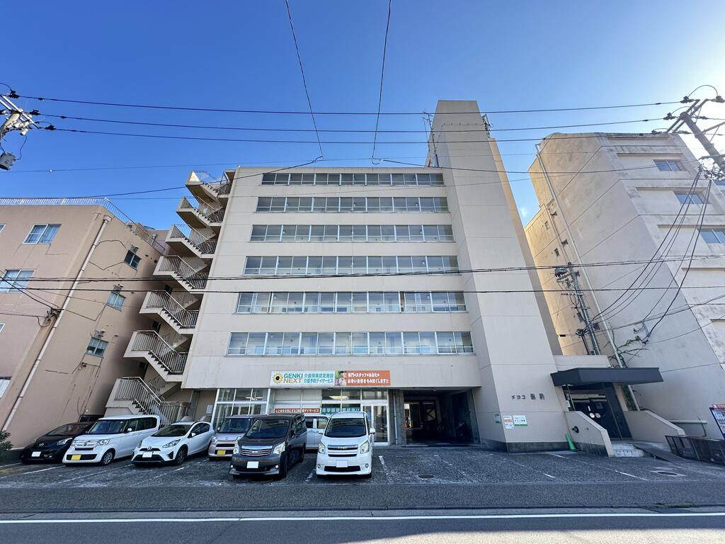 建物外観　鉄筋コンクリート造7階建て