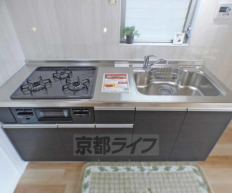 キッチン　ワイドサイズでお洒落なシステムキッチンです。