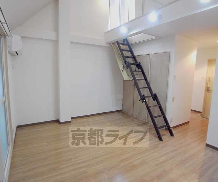 居室・リビング　広い空間の冒険心溢れるお部屋です。