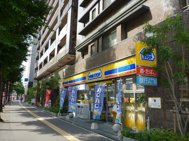 その他　１階にはコンビニがあって便利です☆