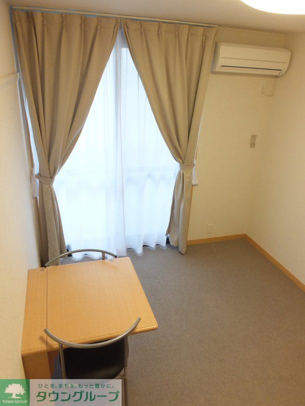 居室・リビング　カーペット仕様テーブルを折りたたむ事が出来ます