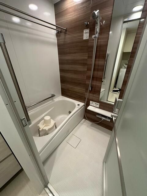 バス・シャワールーム　コンパクトで使いやすいお風呂です