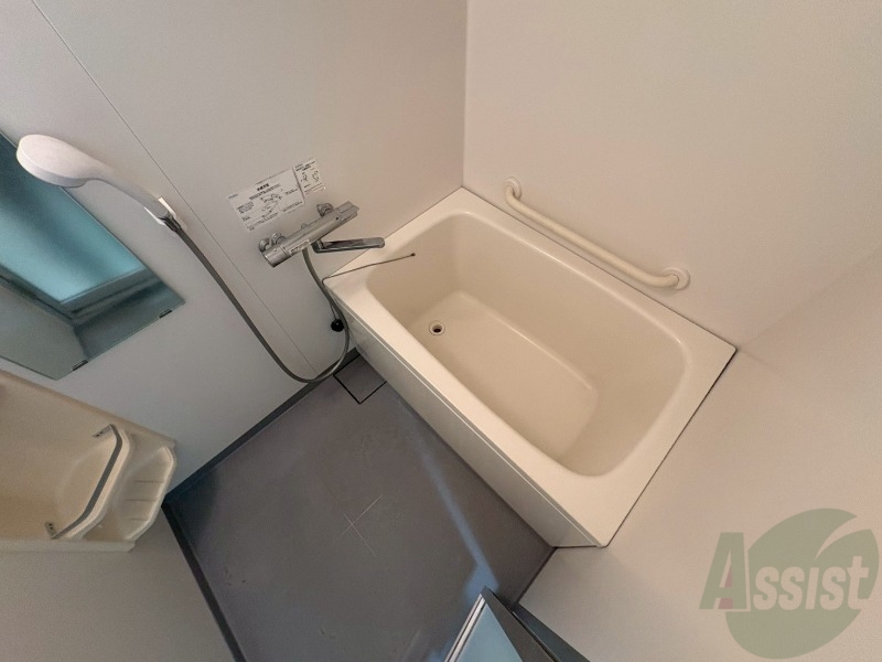 バス・シャワールーム　バスルームは狭すぎず、シャワーも浴びやすそうです。