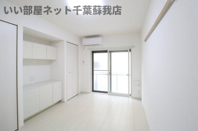 その他部屋・スペース　落ち着いた色調の寝室です