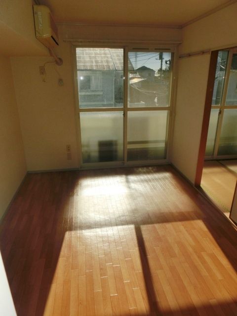 居室・リビング　フローリング張りの明るい洋室です。