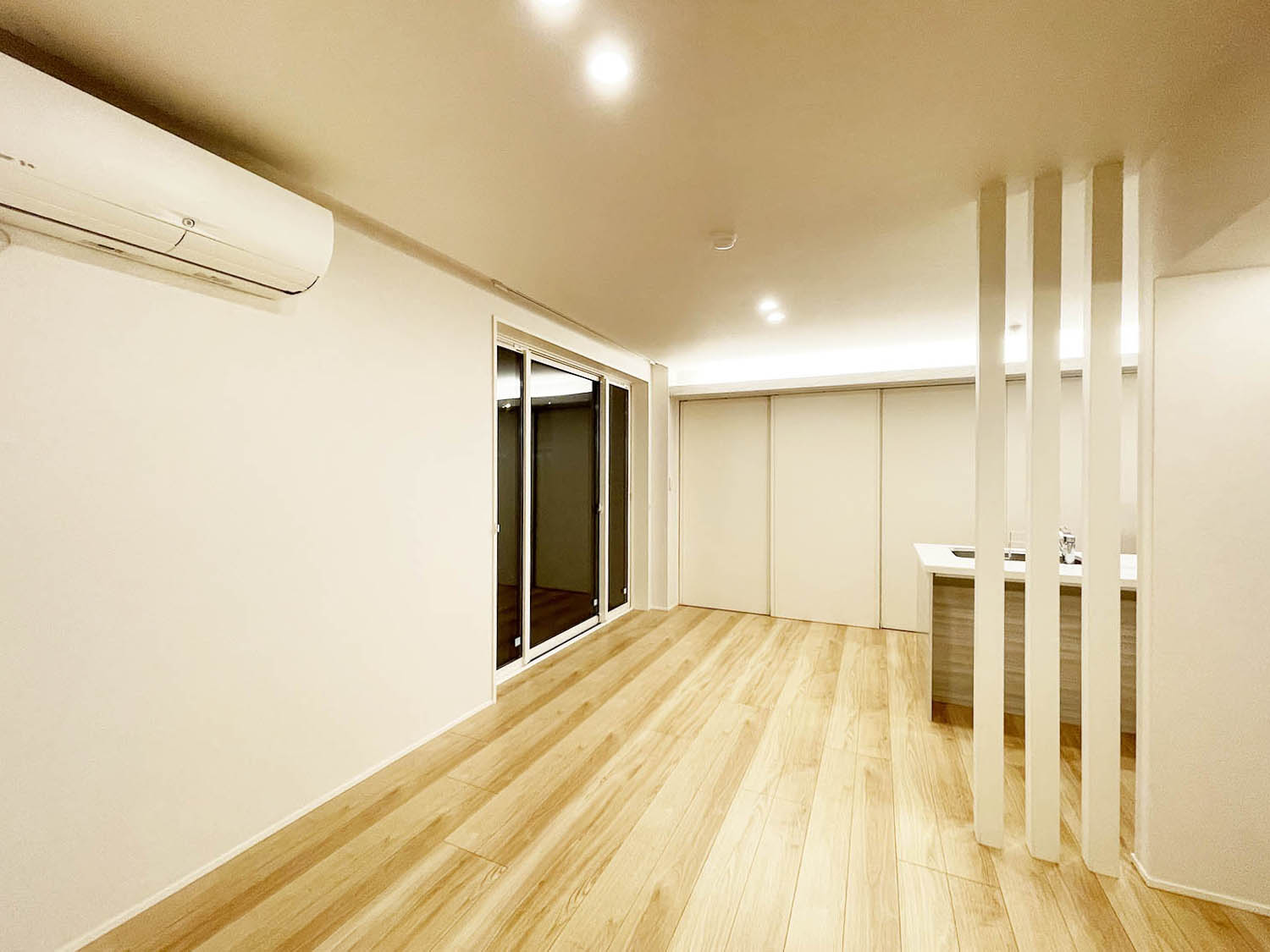 居室・リビング　調光付き間接照明あり