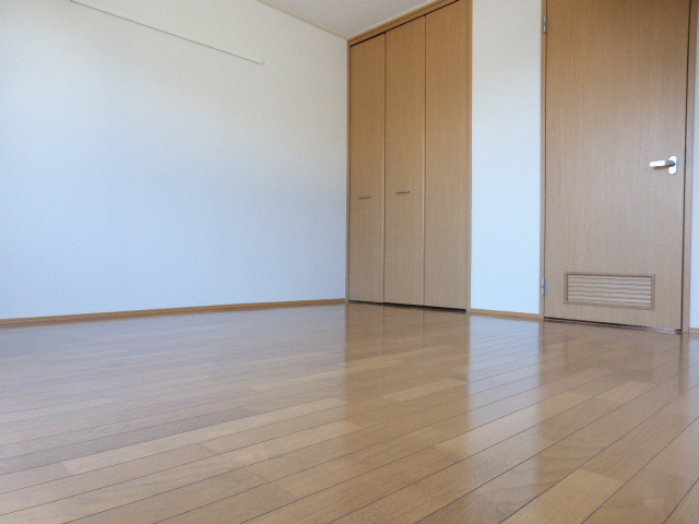 その他　居室8帖　（バルコニー側より撮影）