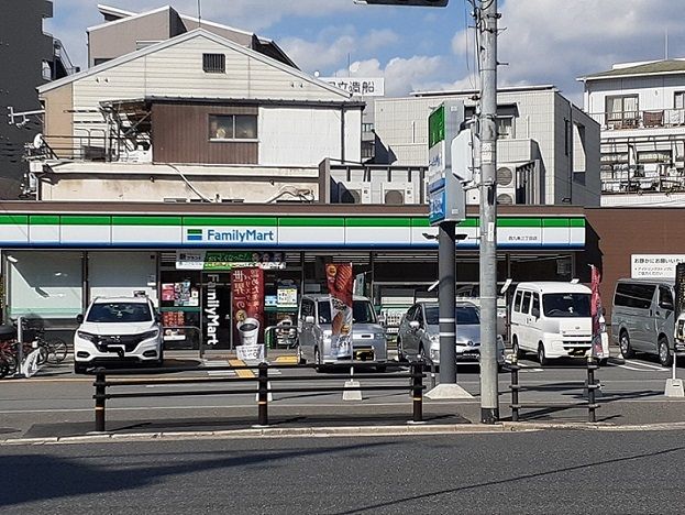 コンビニ　ファミリーマート西九条3丁目店（コンビニ）まで437m