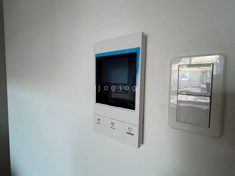 セキュリティ　来訪者の顔を確認できるテレビインターホン付きです。