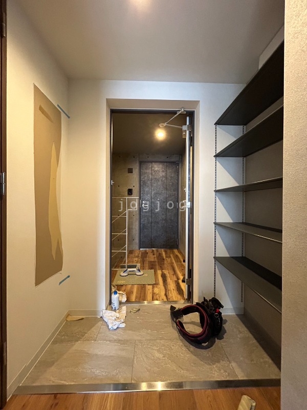 玄関　玄関右手には下駄箱を完備しています。