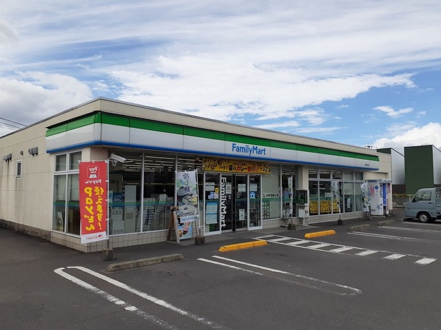 コンビニ　ファミリーマート　国分向花店（コンビニ）まで1100m