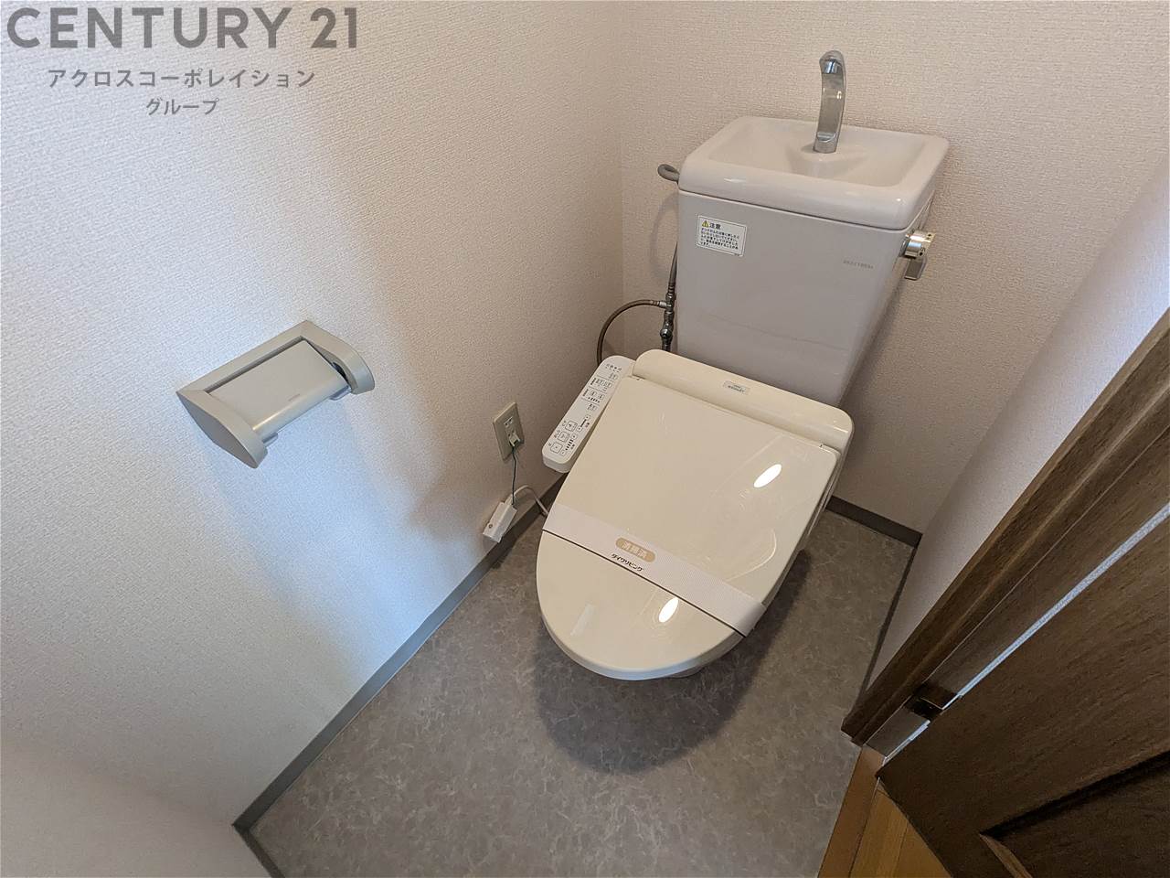 トイレ　温水洗浄便座付きのトイレです♪
