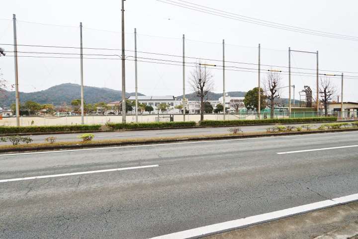 小学校　鳴門市第一小学校（小学校）まで608m