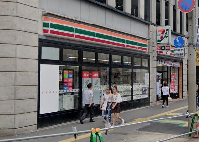 コンビニ　セブンイレブン（コンビニ）まで878m