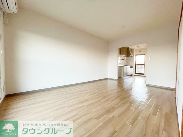 居室・リビング　303号室参考写真となります。
