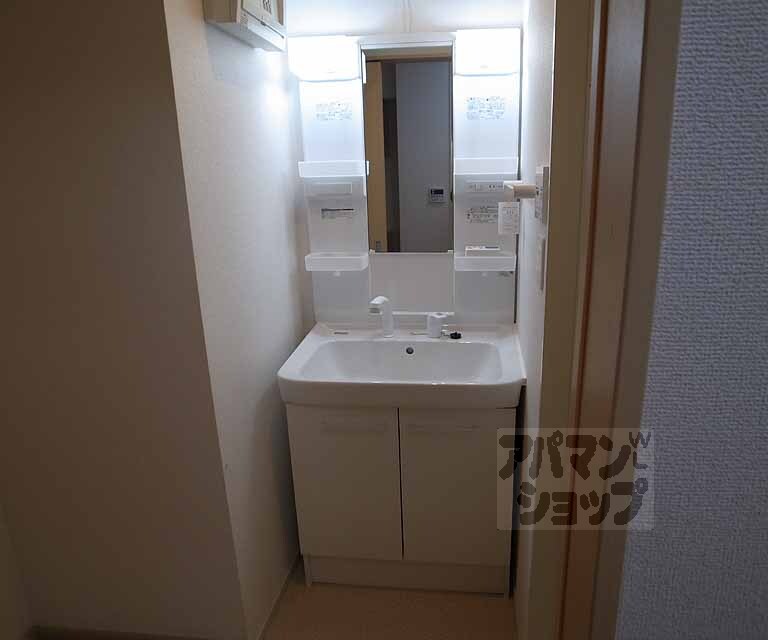 洗面設備　白基調のきれいな洗面台です・