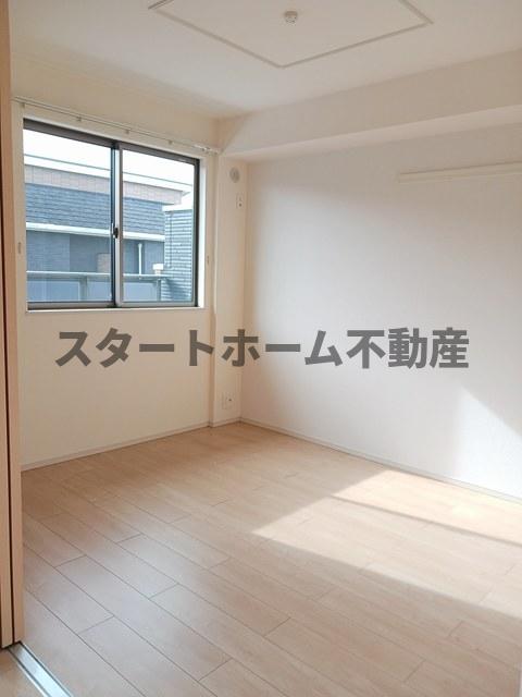その他部屋・スペース　落ち着いた色調の寝室です