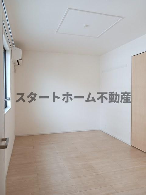 その他部屋・スペース　落ち着いた色調の寝室です
