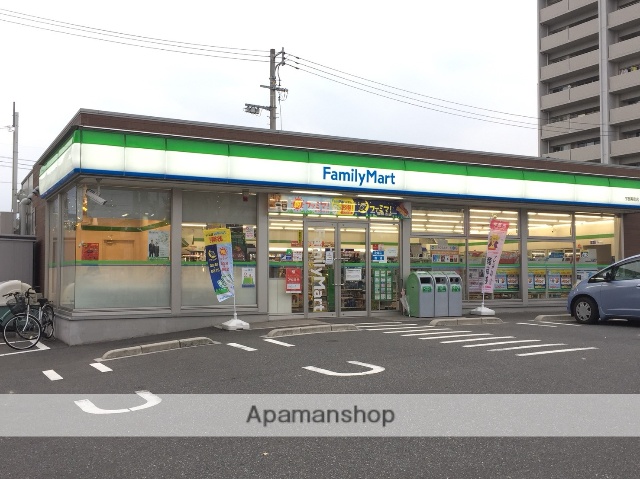 コンビニ　ファミリーマート（コンビニ）まで718m