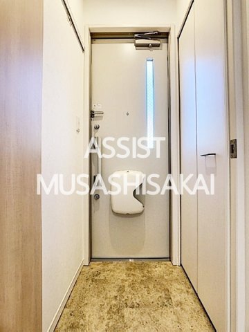 玄関　写真：設備同仕様の別物件です