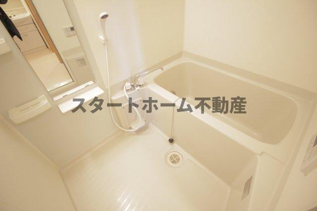バス・シャワールーム　コンパクトで使いやすいお風呂です