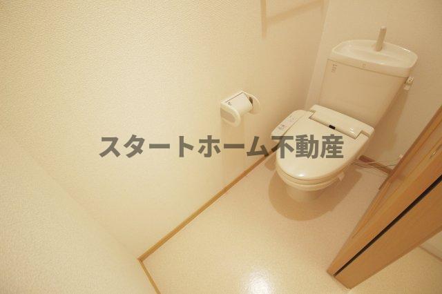 トイレ　落ち着いた色調のトイレです