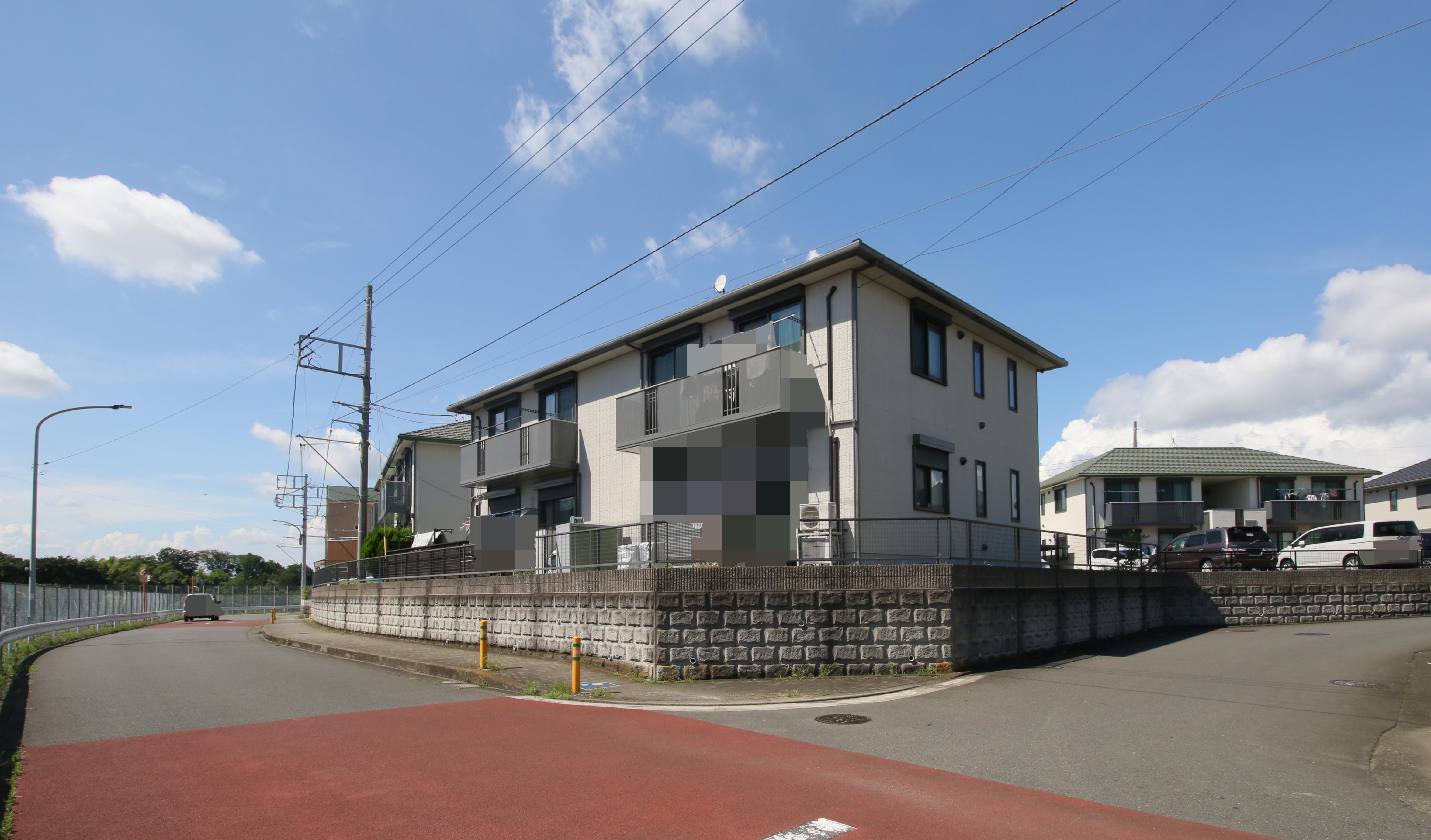 建物外観　積水ハウスのシャーメゾン　駐車場１台付き無料です。