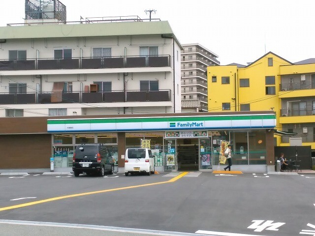 コンビニ　ファミリーマート中島一丁目店（コンビニ）まで596m