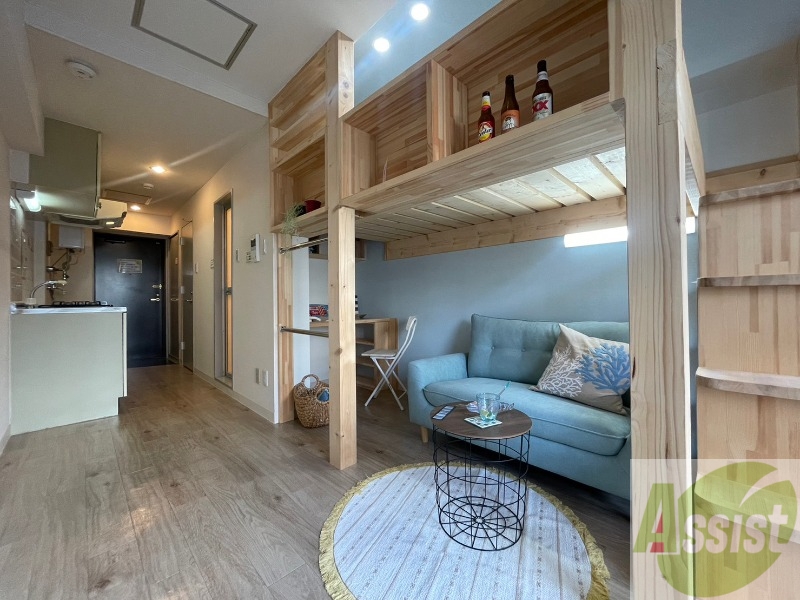 居室・リビング　木目のフローリングは落ち着きのある印象のお部屋になりますね。