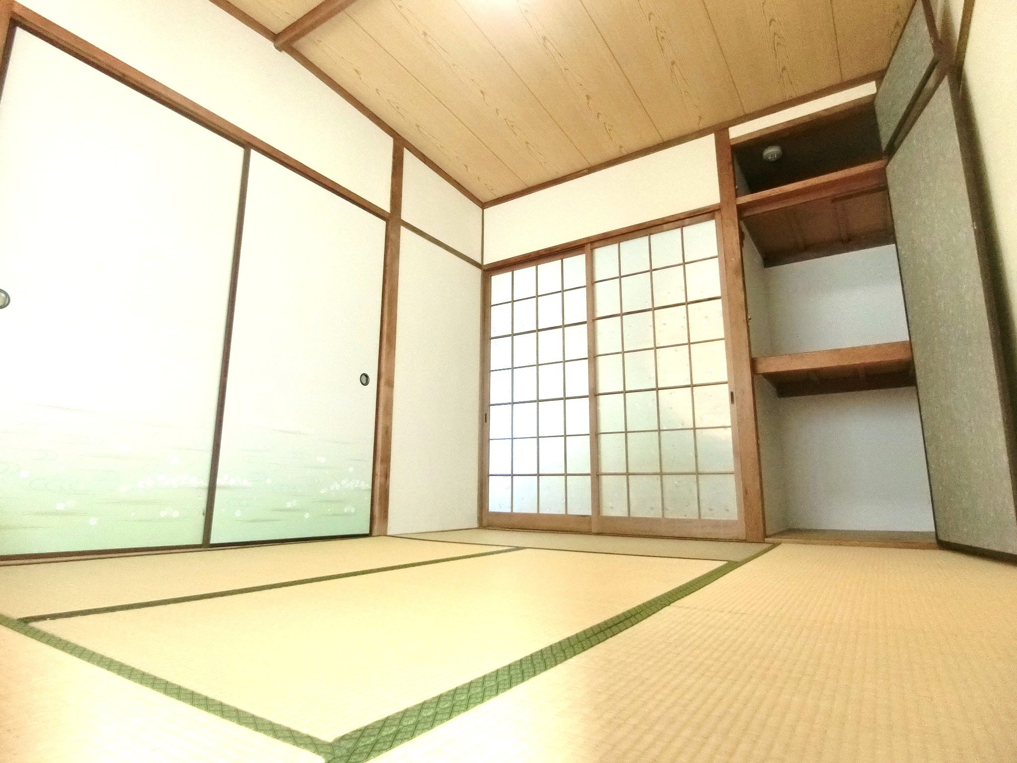 省エネ性能ラベル　収納完備の明るい和室のお部屋です☆
