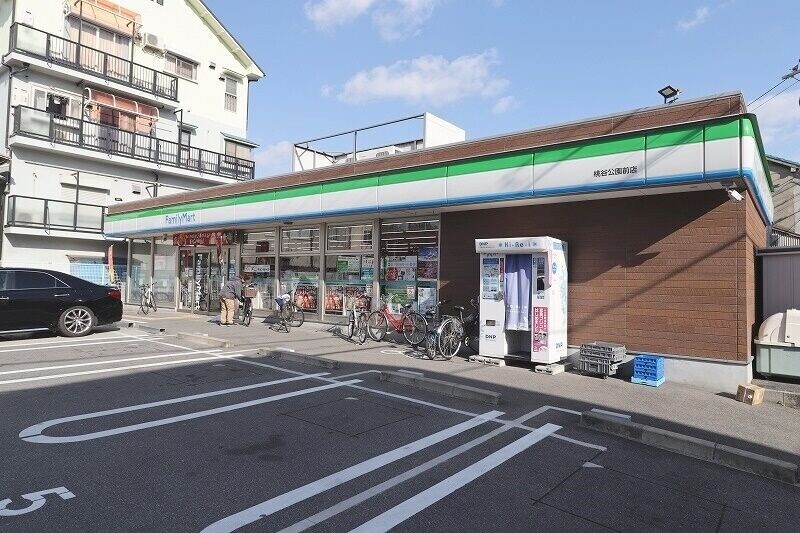 コンビニ　ファミリーマート桃谷公園前店（コンビニ）まで224m