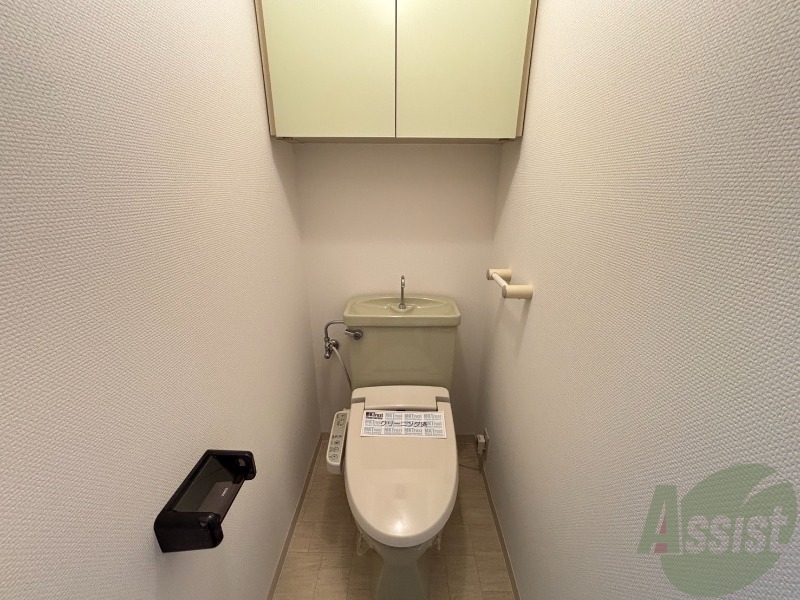 トイレ　トイレはウォシュレット付きで、上には棚がございます。