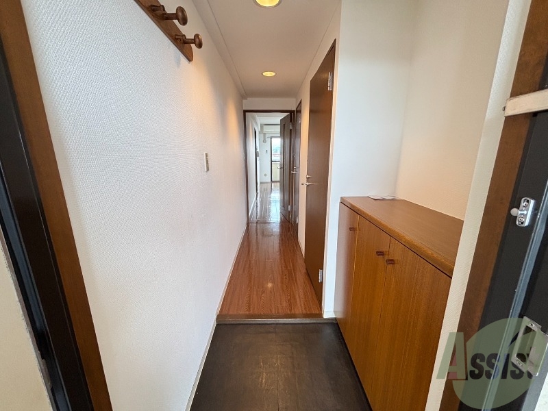 玄関　玄関からの様子です。すぐ部屋が見えないのは安心ですね。