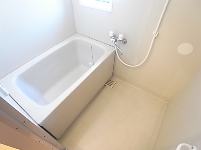 バス・シャワールーム　コンパクトで使いやすいお風呂です
