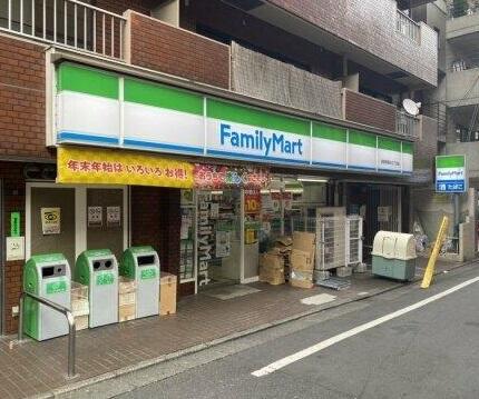 コンビニ　ファミリーマート目黒青葉台三丁目店（コンビニ）まで300m