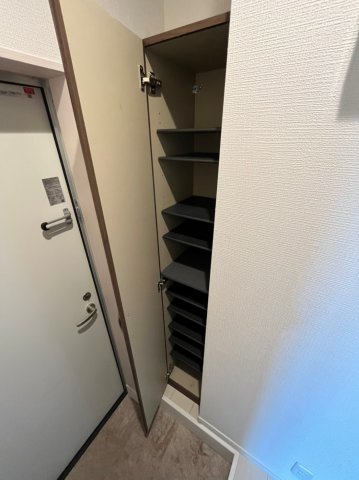 玄関　同シリーズ物件のモデルルームになります※現況優先