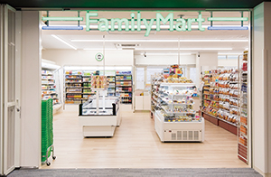 コンビニ　ファミリーマート　甲南女子大学／Ｓ店（コンビニ）まで173m