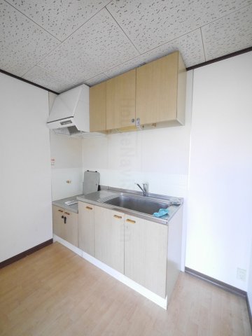 キッチン　室内写真は同タイプ別室の写真です。現況と異なる部分については