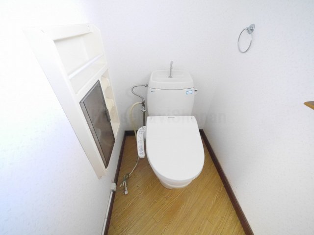 トイレ　室内写真は同タイプ別室の写真です。現況と異なる部分については