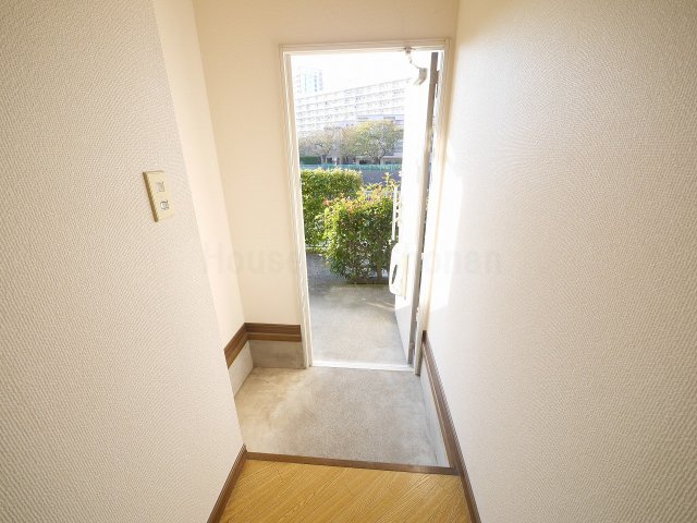 玄関　室内写真は同タイプ別室の写真です。現況と異なる部分については